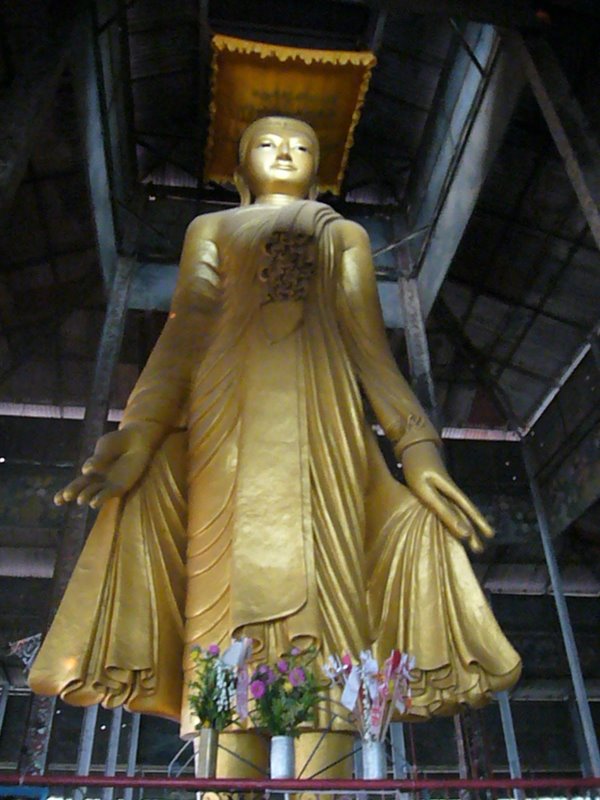 Buddha half way up the Mandalay hill - ok so this dude is really famous in Burma :P